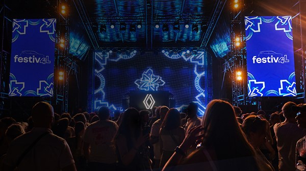 φωτογραφία από το festiv4L με πλήθος κόσμου - Brand Renault