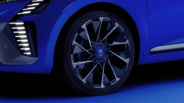 Renault Clio full hybrid E-Tech - F1 spoiler and wheel rims