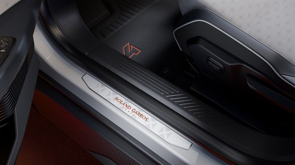κατώφλι των εμπρός θυρών - Renault 4 E-Tech electric Roland-Garros
