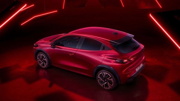 coupé προφίλ που τονίζεται ακόμα περισσότερο από τους τροχούς των 18" της έκδοσης esprit Alpine - Renault Clio