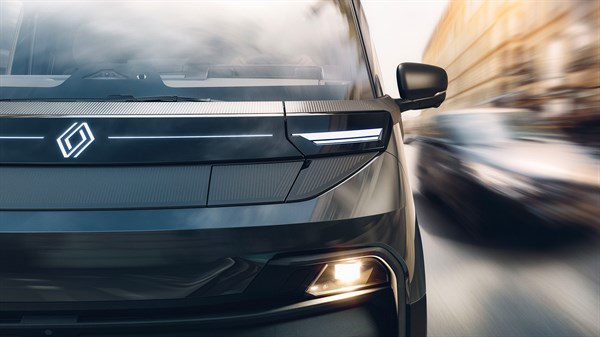 νέο Renault Trafic Van E-Tech electric- φωτιζόμενο λογότυπο 