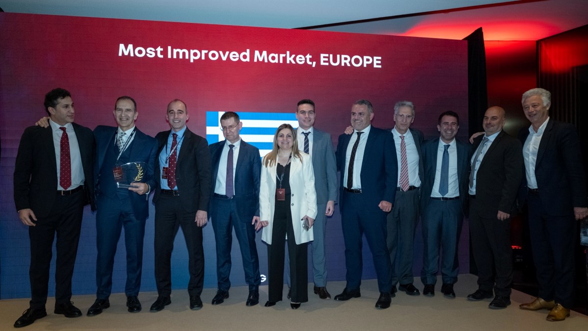 Grand Automotive Hellas - Most Improved Importer - Φωτογραφία απονομής βραβείου με την ομάδα της GA Hellas
