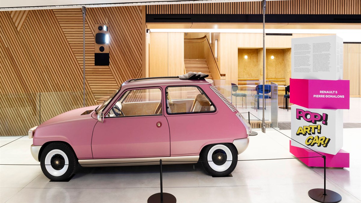 Renault carwalk pop art car